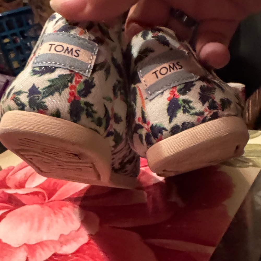 TOMS Women's Floral Print Flats - Red and Green Mint Holly Jolly pre Qwen - Picture 7 of 9